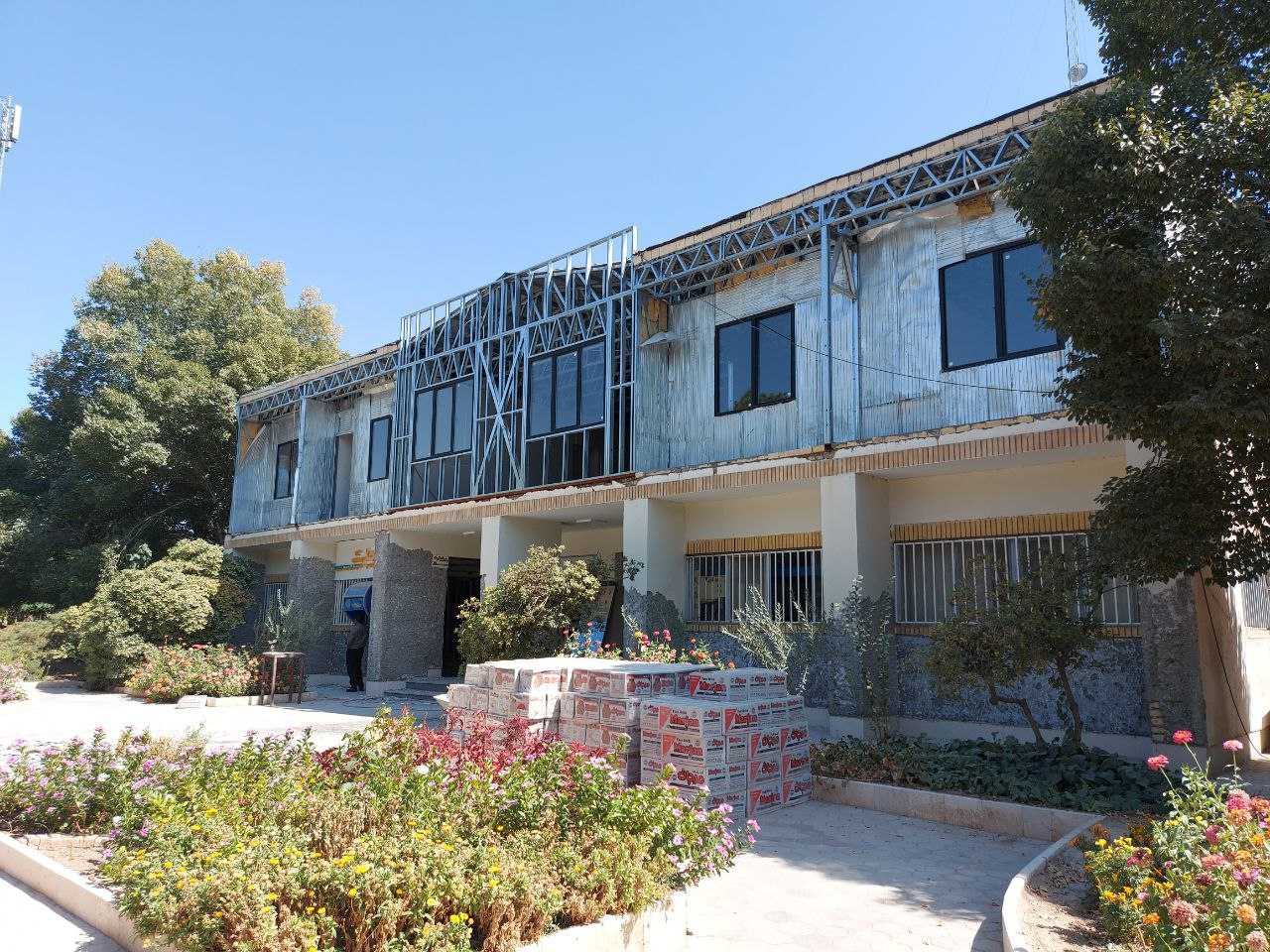 Commissioning of the facade of the office building The operation of the facade of the administrative